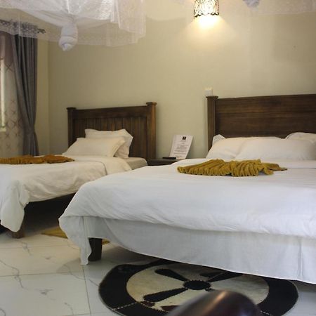 Montane Safaris Hotel Fort Portal Bagian luar foto