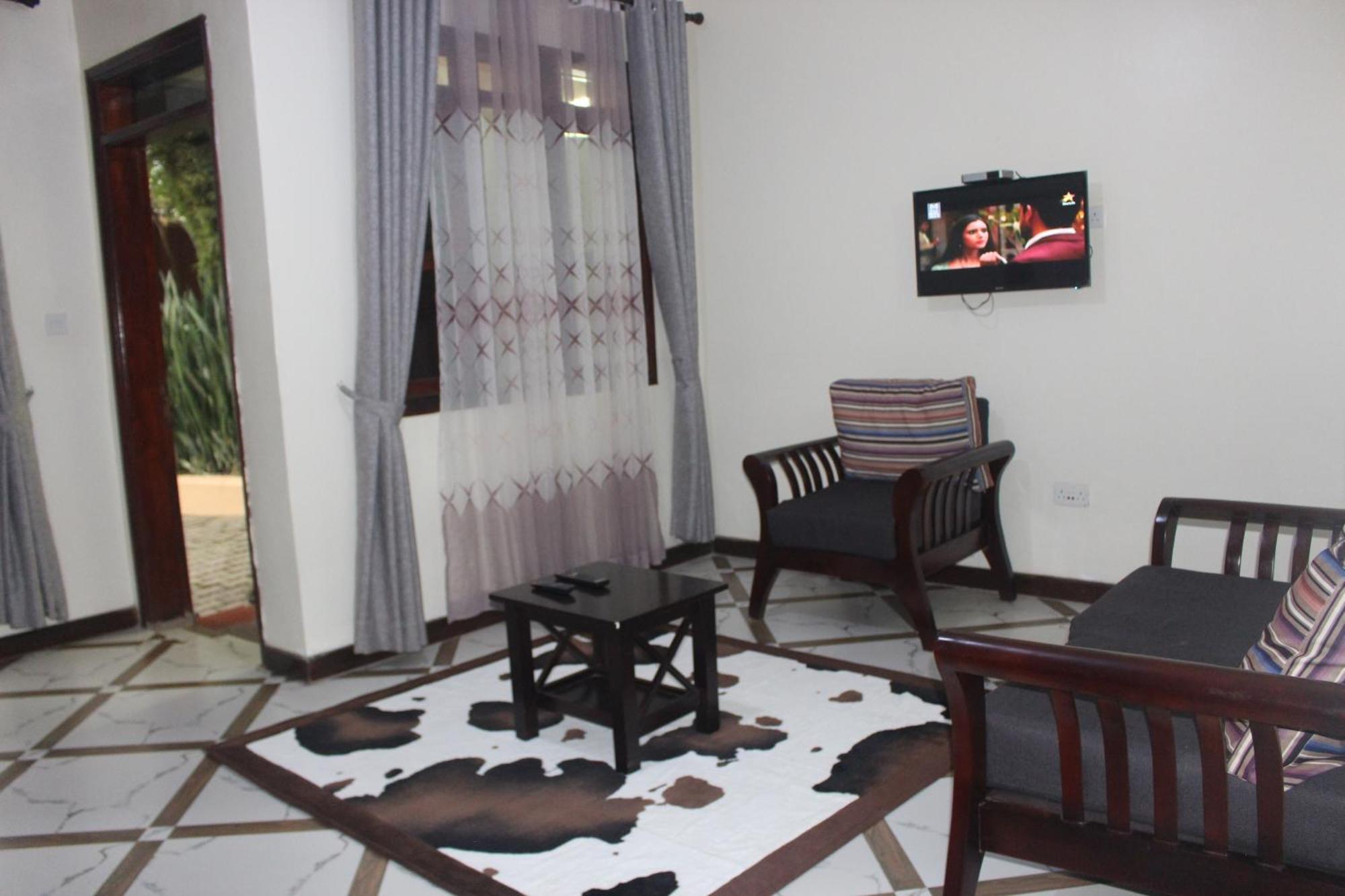 Montane Safaris Hotel Fort Portal Bagian luar foto